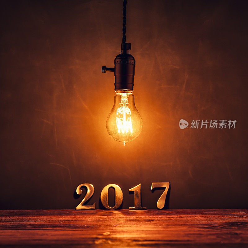 黑板上的灯泡2017 -圣诞复古新年垃圾